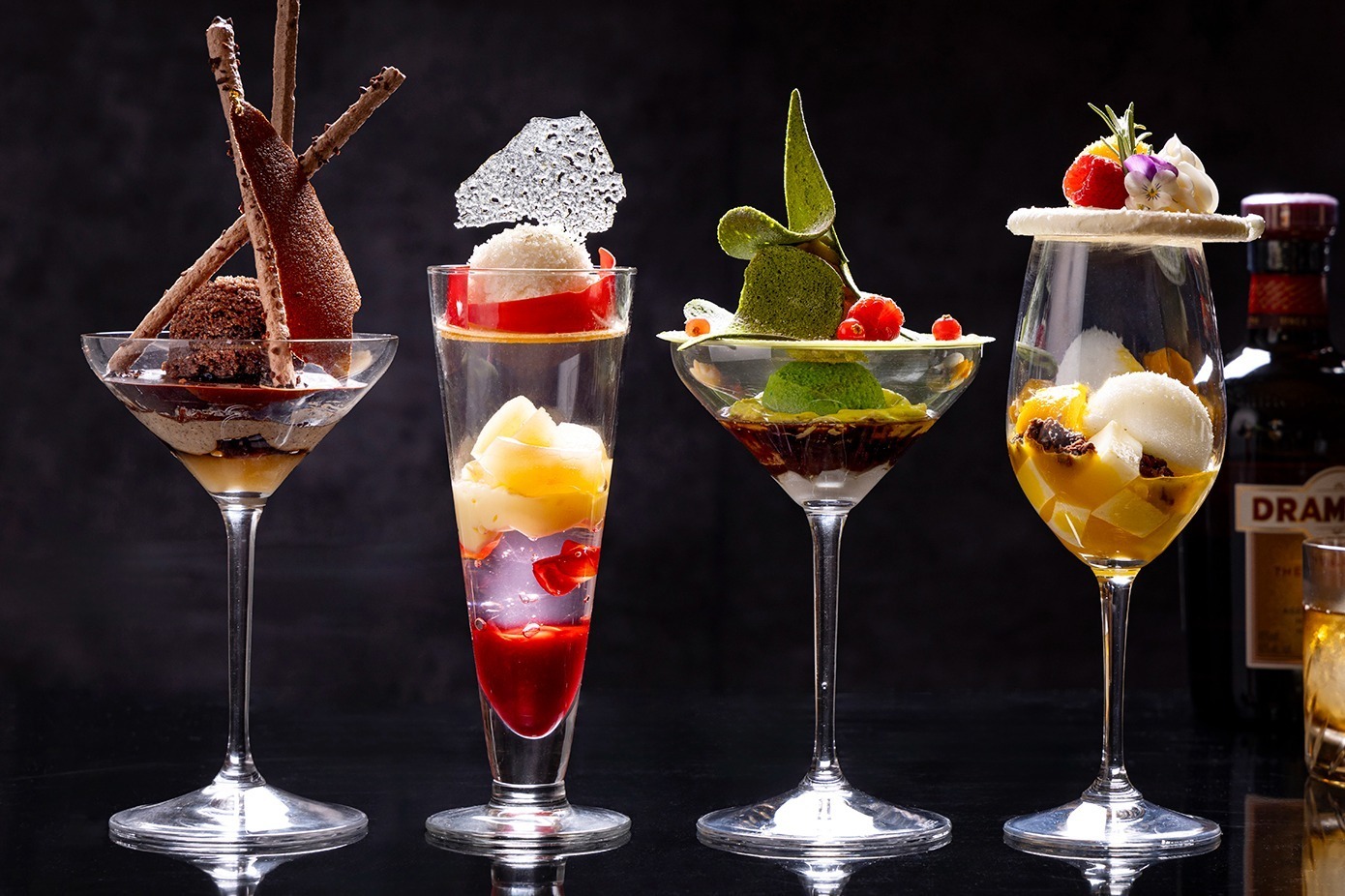 ヒルトン東京「夜パフェ」フレッシュ桃の華やかパフェや“日本庭園”デコレーションパフェ