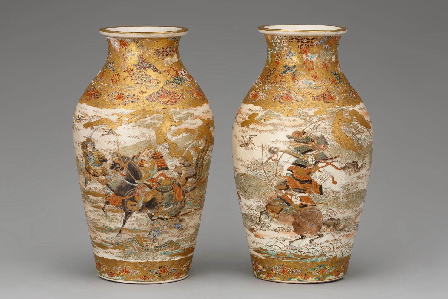 本薩摩 森田徳(森田徳二郎か) 《上絵金彩武者図花瓶》 1対 明治時代前期