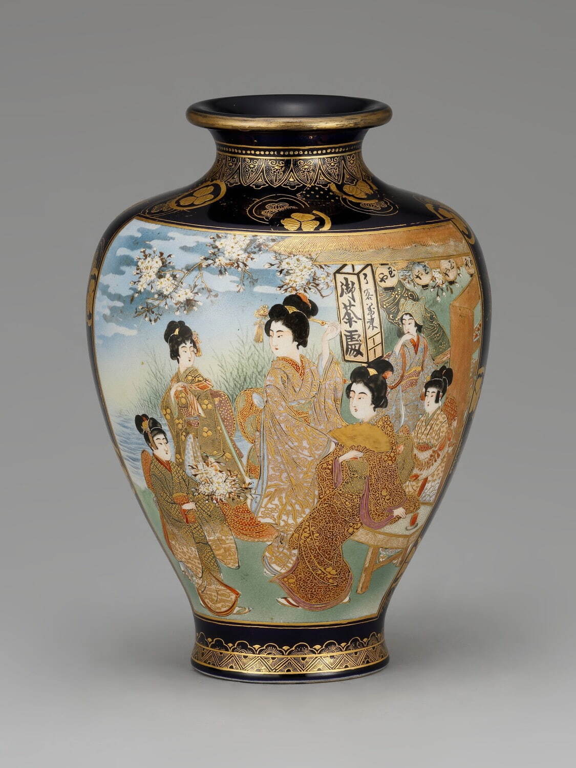 横浜薩摩 服部 《上絵金彩花見図花瓶》 明治時代後期