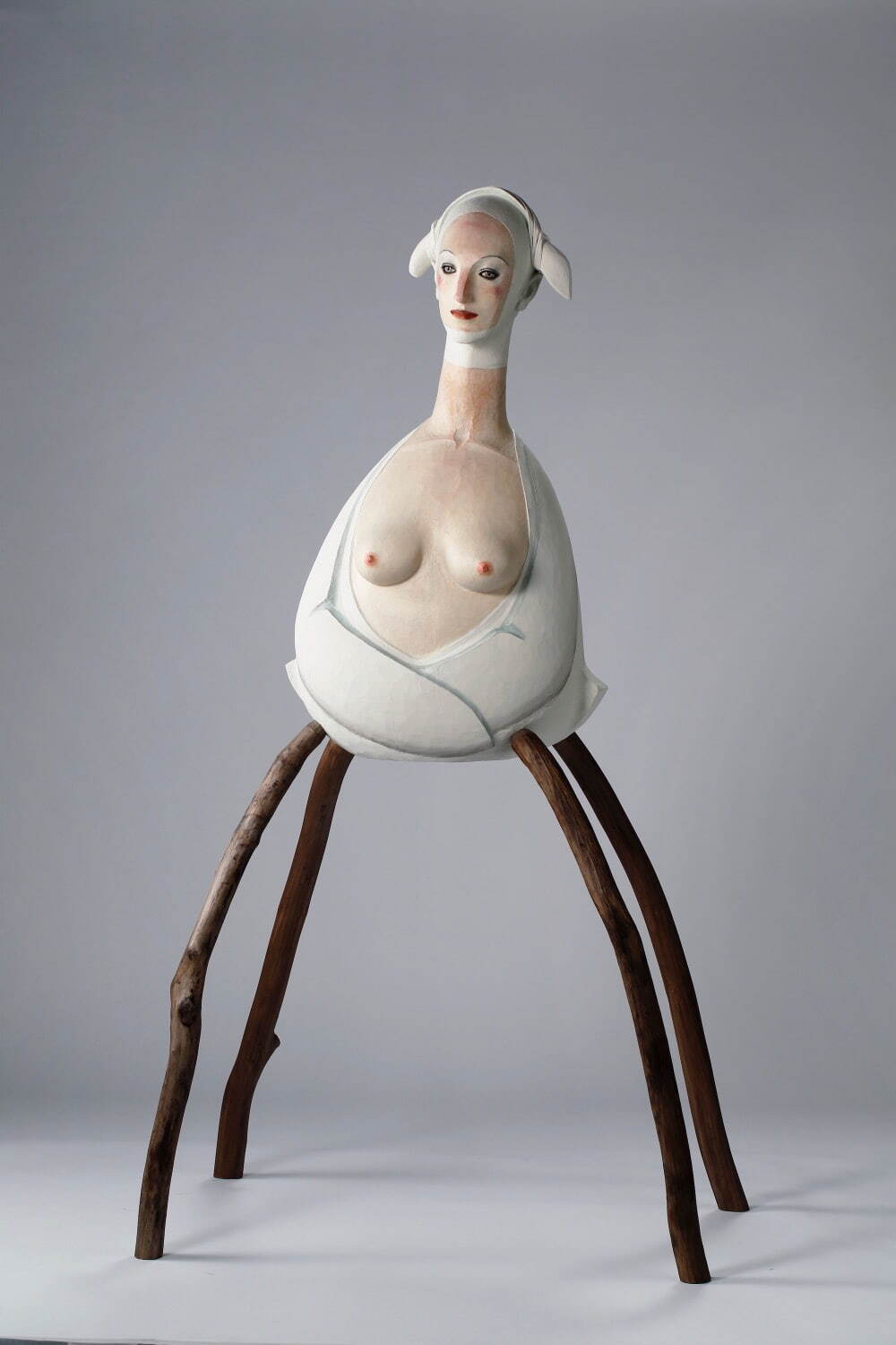 舟越桂 《海にとどく手》 2016年 楠に彩色、大理石、雑木 西村画廊蔵 Photo: 齊藤さだむ © Katsura Funakoshi Courtesy of Nishimura Gallery