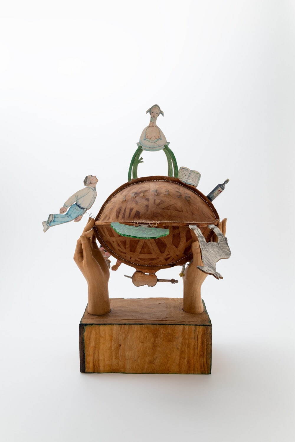 舟越桂 《あの頃のボールをうら返した。》 2019年 革、糸、楠、バネ、水彩、鉛筆 Photo: 今井智己