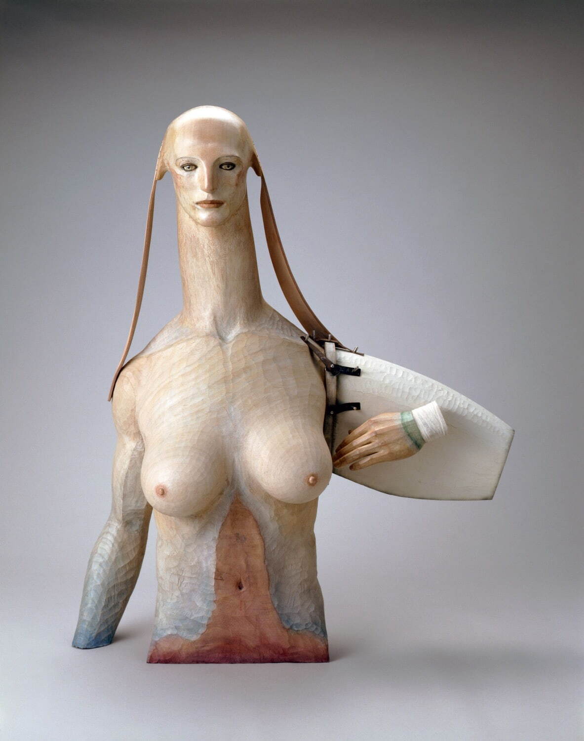 舟越桂 《遠い手のスフィンクス》 2006年 楠に彩色、大理石、革、鉄 高橋龍太郎コレクション蔵 Photo: 内田芳孝 © Katsura Funakoshi Courtesy of Nishimura Gallery