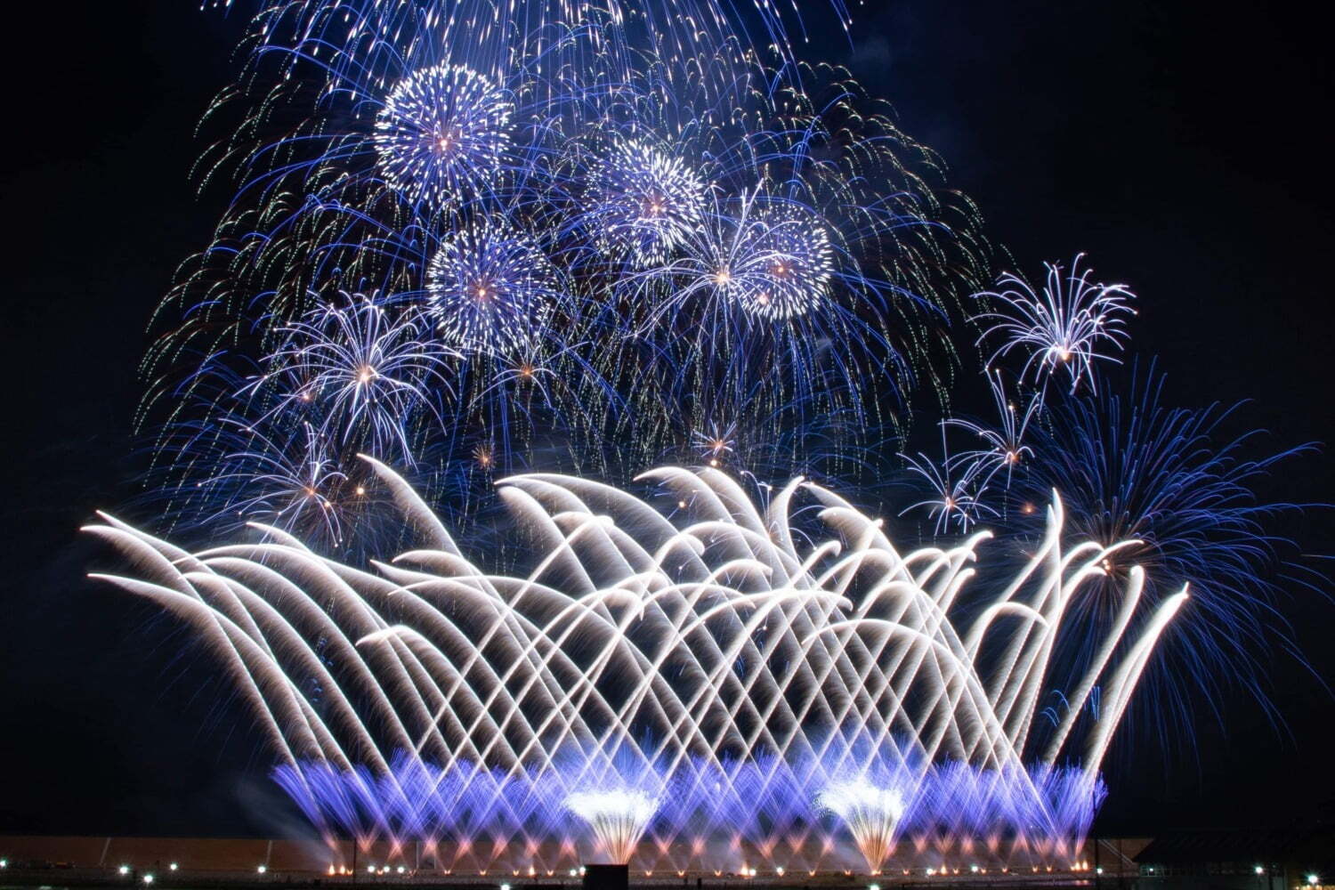 花火｜福島「相馬花火大会2024」音楽とシンクロする11,000発、イタリア料理のフルコースを楽しむ席も