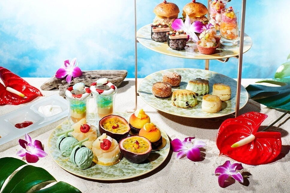 シャングリ・ラ 東京“太陽＆南国”着想サマーアフタヌーンティー、メレンゲの浮輪が浮かぶパフェなど