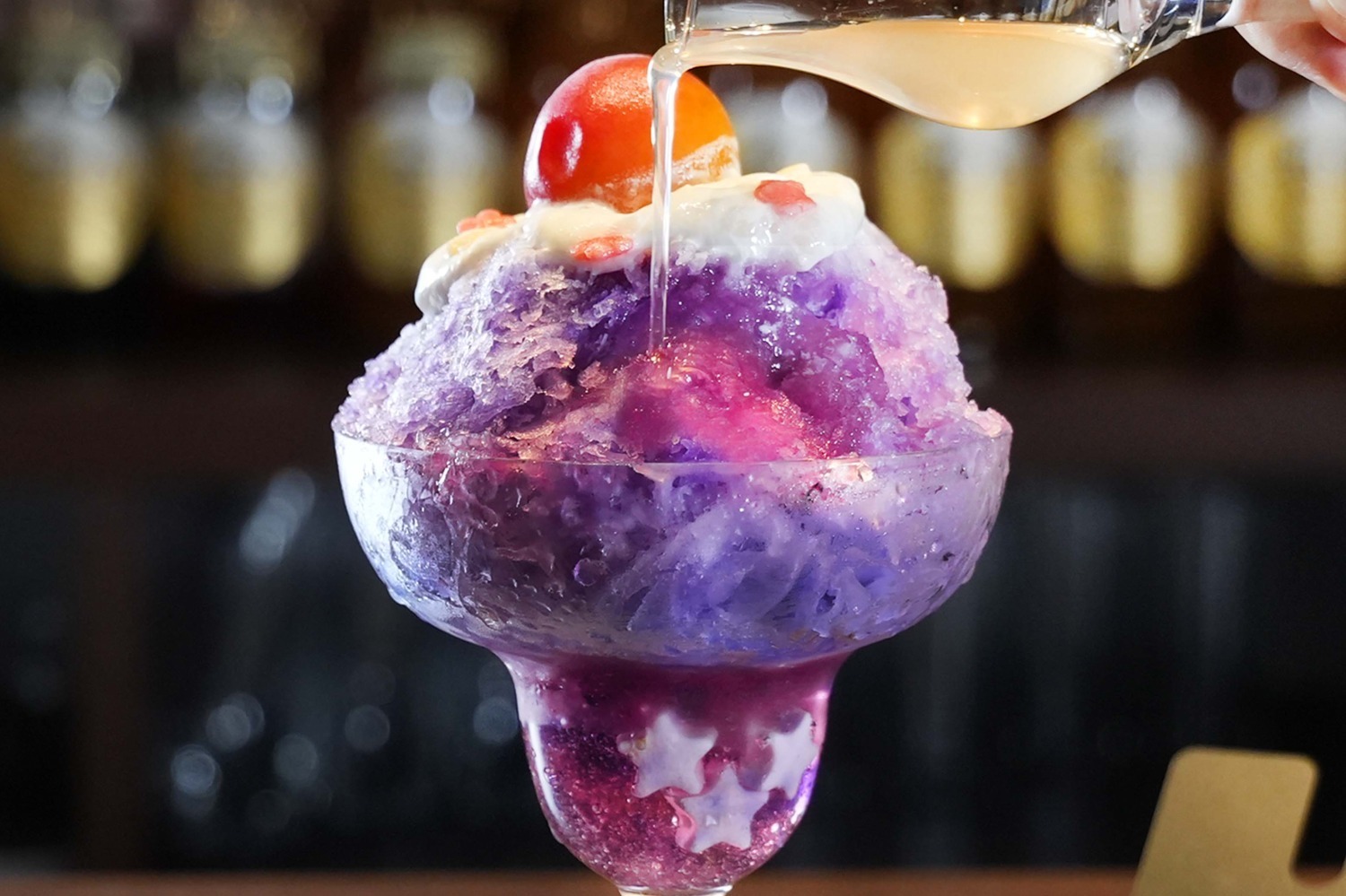 梅酒｜星空イメージの梅かき氷「ザ チョーヤ ギンザバー」で、梅シロップでブルーベリー氷がピンク色に変化！