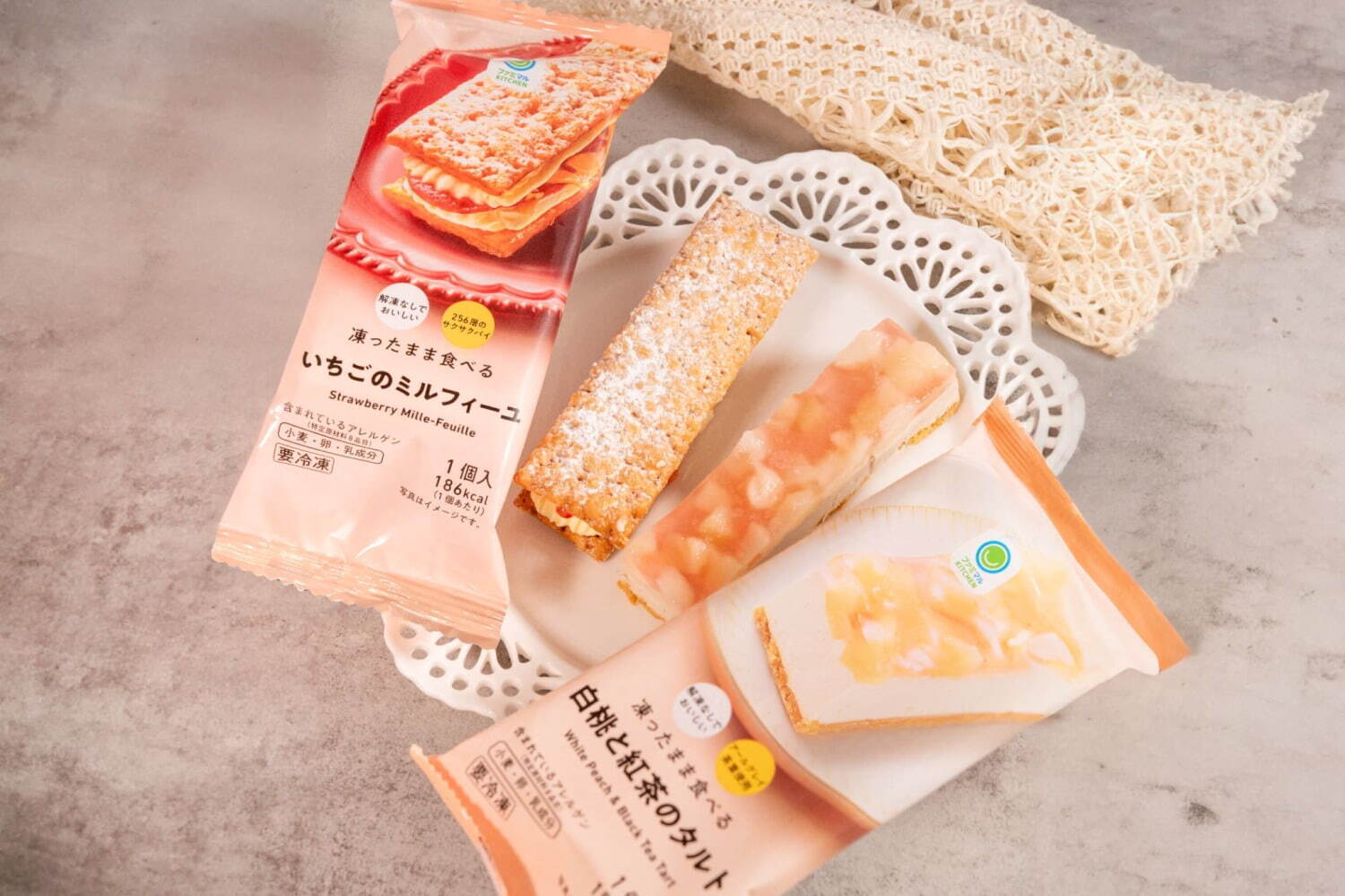 「凍ったまま食べる いちごのミルフィーユ」288円、「凍ったまま食べる 白桃と紅茶のタルト」278円