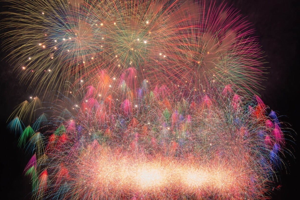 花火｜岩手・陸前高田「三陸花火競技大会 2024」15,000発の花火×音楽、5時間半の飲み放題付き席も