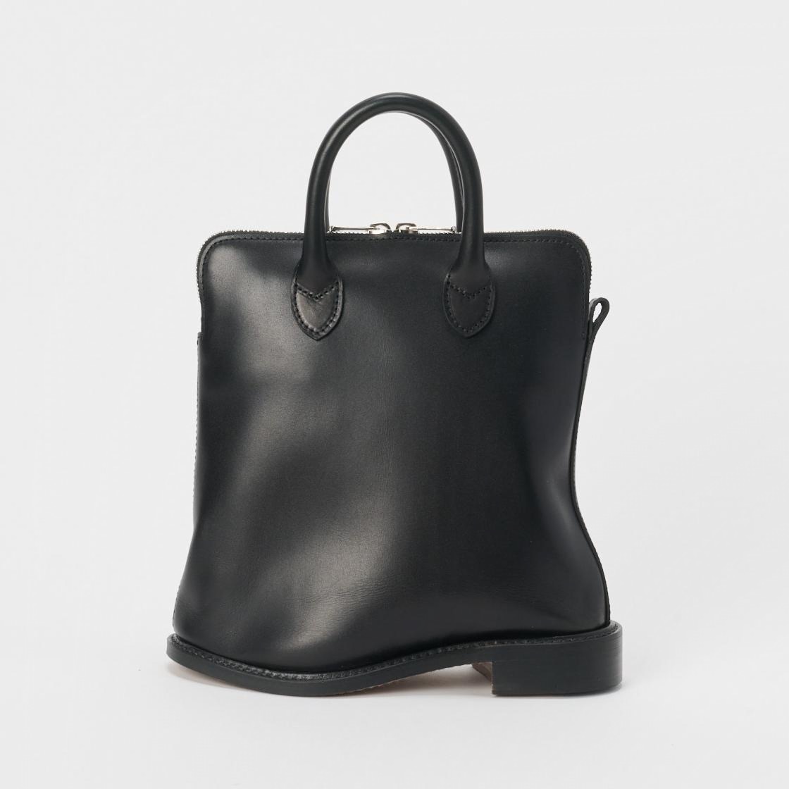 エンダースキーマの24年夏秋、“シューズのソール”を組み合わせたバッグ＆経年変化を楽しむミニ財布｜写真1