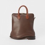 エンダースキーマの24年夏秋、“シューズのソール”を組み合わせたバッグ＆経年変化を楽しむミニ財布｜写真2