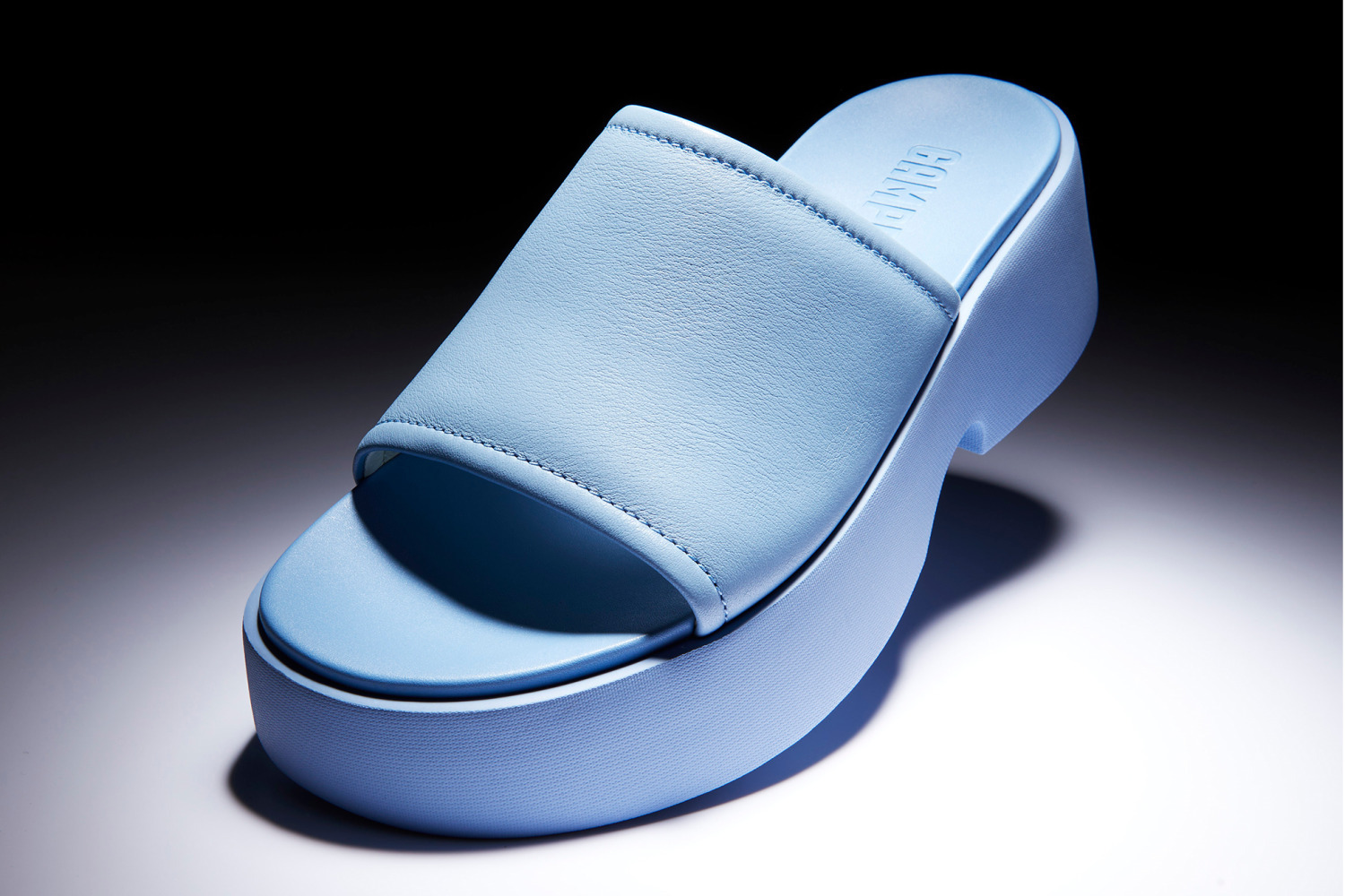 厚底サンダル｜カンペール24年春夏ウィメンズサンダル、超軽量＆厚底「タシャ」や柔らかグリーンのヒールサンダル