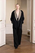 シュタイン 2024年秋冬コレクション - 緩やかさに溶けこむ華やぎと官能性｜写真3