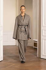 シュタイン 2024年秋冬コレクション - 緩やかさに溶けこむ華やぎと官能性｜写真7