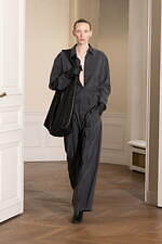 シュタイン 2024年秋冬コレクション - 緩やかさに溶けこむ華やぎと官能性｜写真13