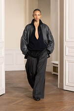 シュタイン 2024年秋冬コレクション - 緩やかさに溶けこむ華やぎと官能性｜写真14