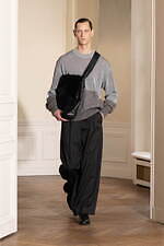 シュタイン 2024年秋冬コレクション - 緩やかさに溶けこむ華やぎと官能性｜写真17