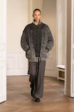 シュタイン 2024年秋冬コレクション - 緩やかさに溶けこむ華やぎと官能性｜写真18