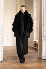 シュタイン 2024年秋冬コレクション - 緩やかさに溶けこむ華やぎと官能性｜写真23