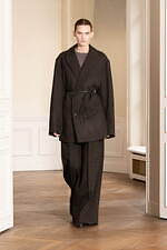 シュタイン 2024年秋冬コレクション - 緩やかさに溶けこむ華やぎと官能性｜写真26