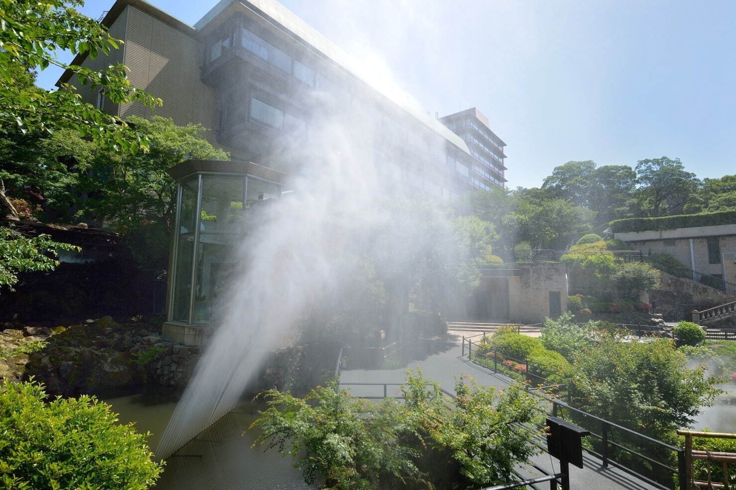 雲海スポット｜ホテル椿山荘東京で“びしょ濡れ”「雲海スプラッシュ」滝の水しぶきを再現＆江戸風鈴の音が響く夏の庭園