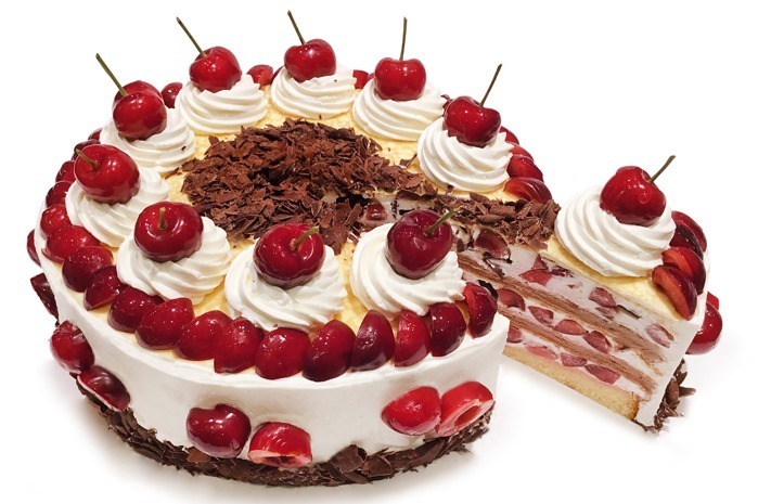 カフェコムサ“まるでサンデー”アメリカンチェリーのミルクレープ、爽やかな甘さ×濃厚チョコクリーム