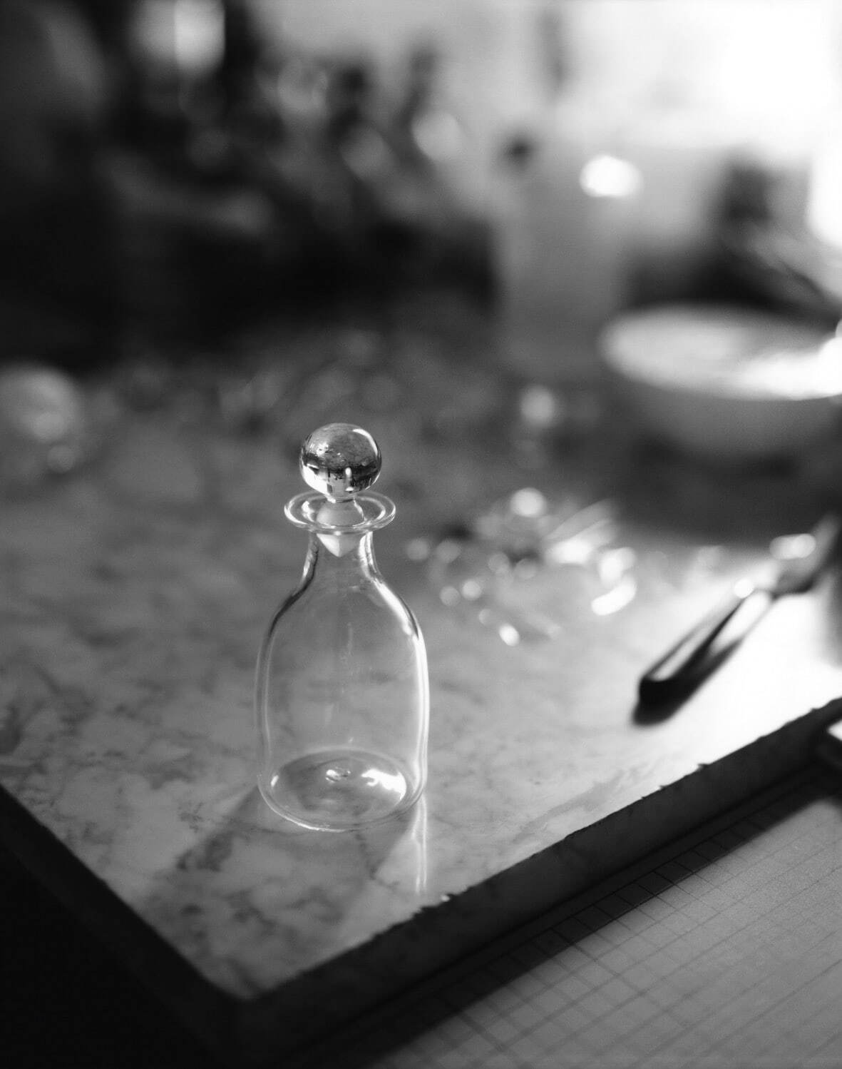 三部正博 《伊庭靖子のアトリエに佇むガラス食器》 2021年