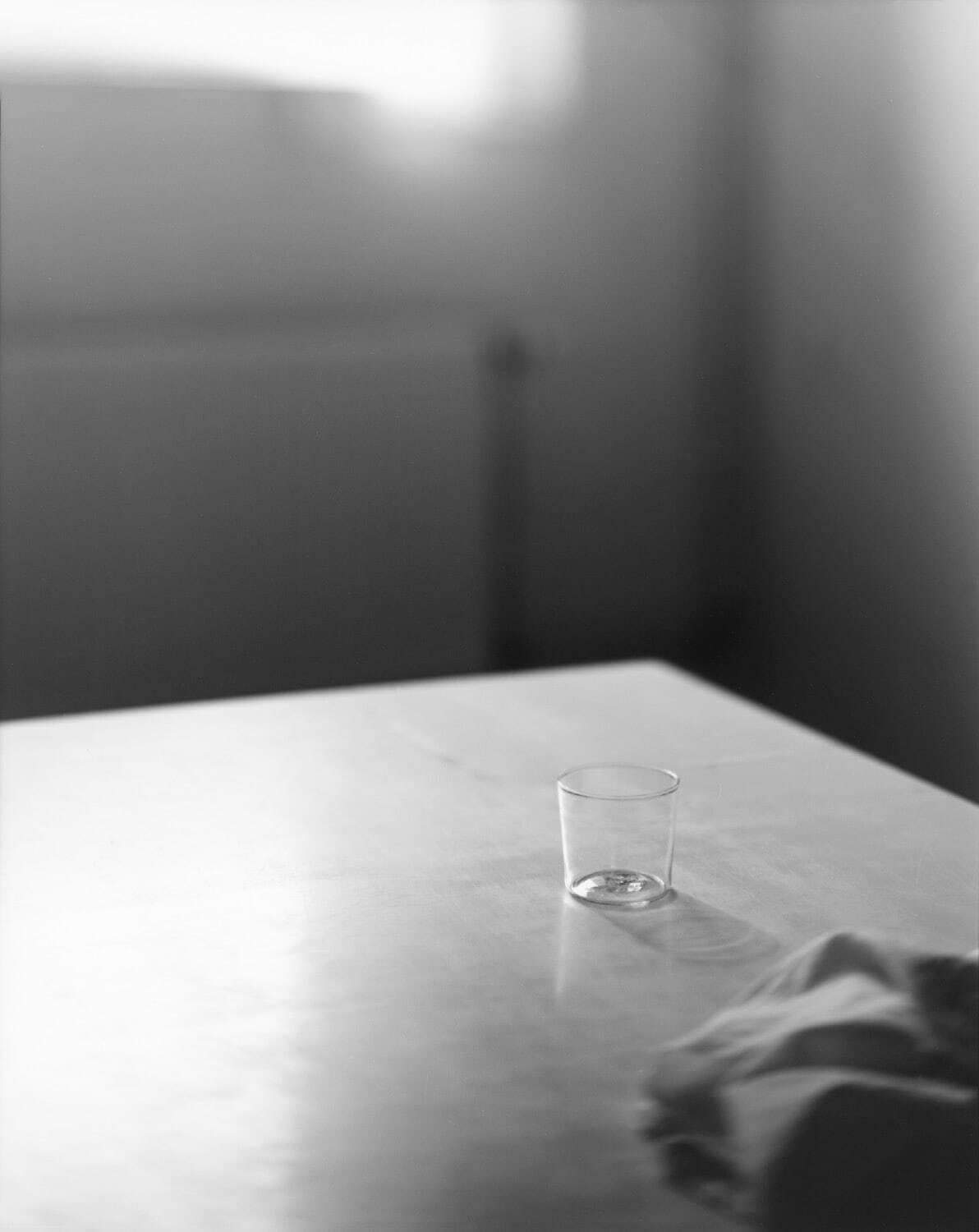 三部正博 《マリーア・ノルディンのアトリエに佇むガラス食器》 2022年