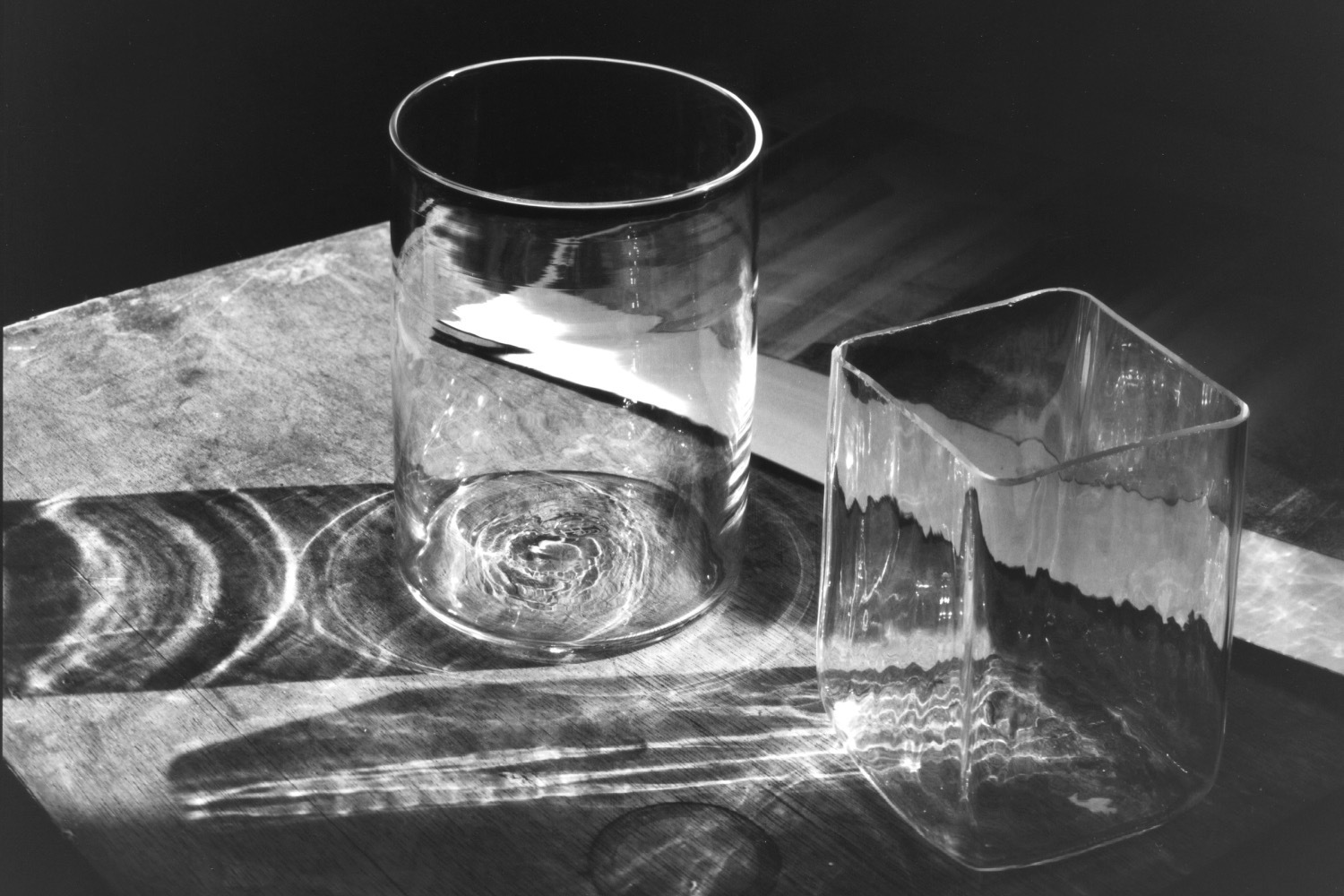 伊庭靖子｜展覧会「ガラスの器と静物画」熊本市現代美術館で、山野アンダーソン陽子の器を絵画・写真とともに展示