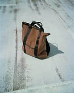 MHL.×POTRコラボバッグ、“ヘルメットバッグ”着想2WAYトートやショルダーポーチなど｜写真16