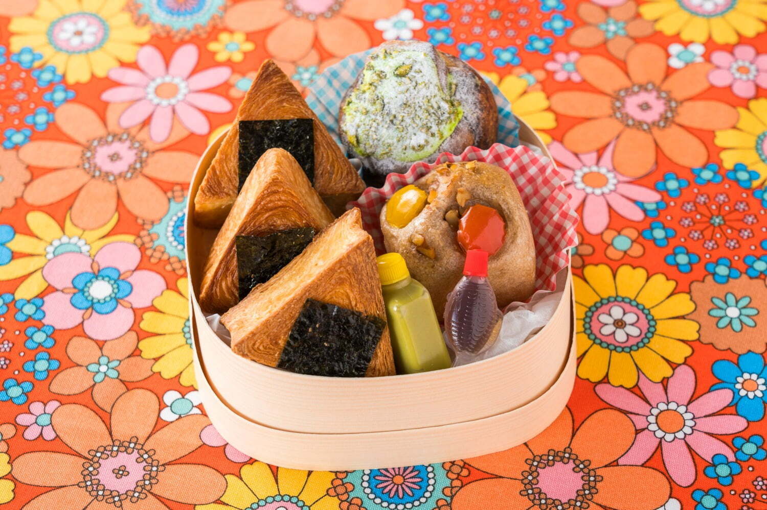 クリームチーズ｜“おにぎり＆おかず”をパンで表現！ヒルトン広島の限定弁当、梅×クリームチーズやツナマヨ入りブレッド