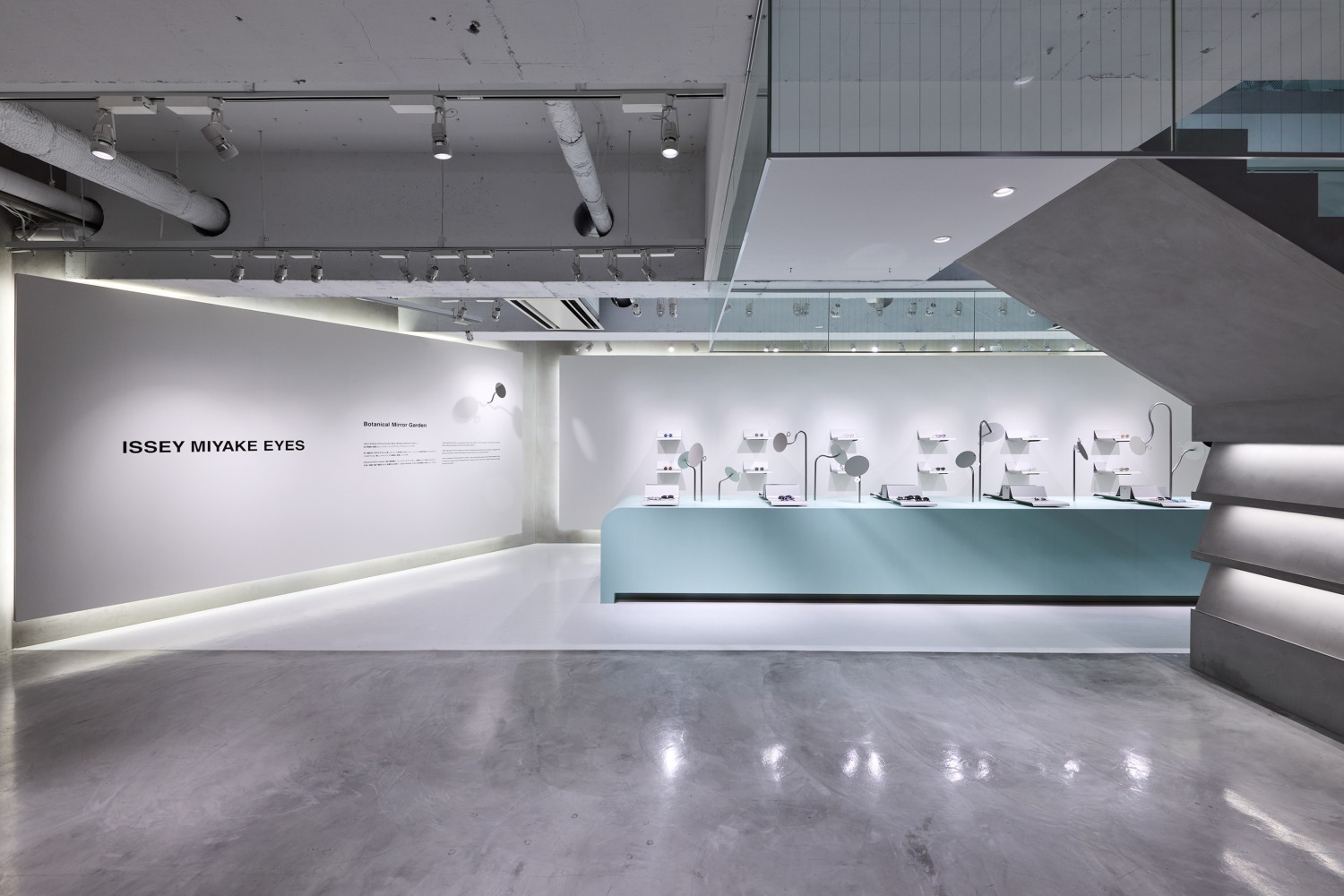 展示会｜イッセイ ミヤケ アイズの展示が大阪・船場で、“植物”のような曲線を描く鏡とアイウェア