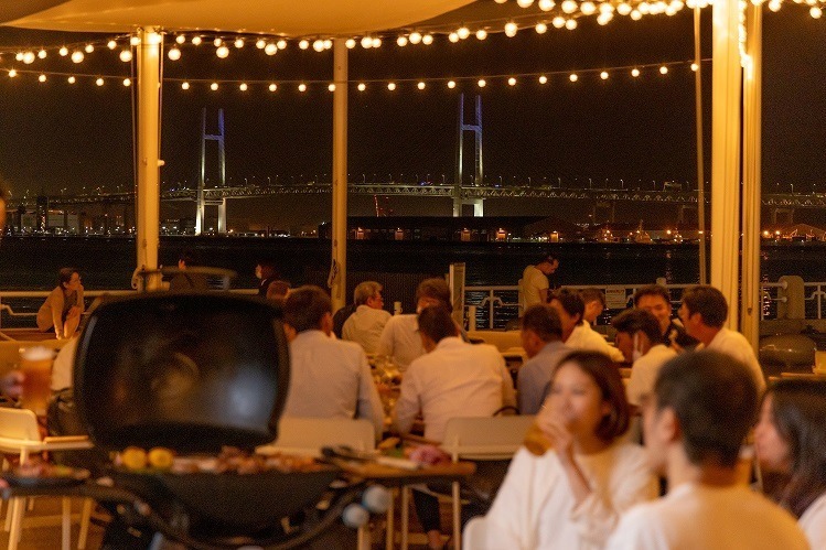 横浜・山下公園の夏季限定ビアガーデン、ボリューム満点厚切り肉のBBQをビールと共に|写真1