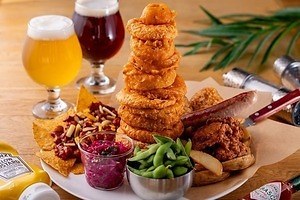 横浜・山下公園の夏季限定ビアガーデン、ボリューム満点厚切り肉のBBQをビールと共に｜写真2