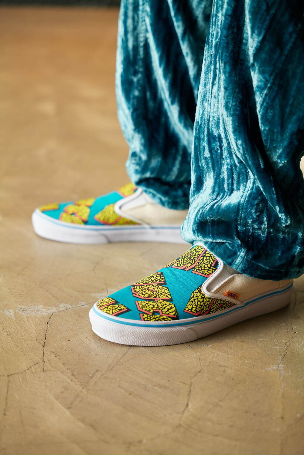 VANS×ネイタルデザイン「スリッポン」コラボスニーカー、大胆