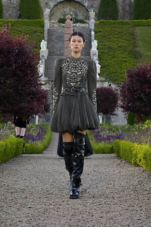 【リゾートで映える♡華やかスタイル】DIOR スカート w300_dior_25_resort_042.jpg