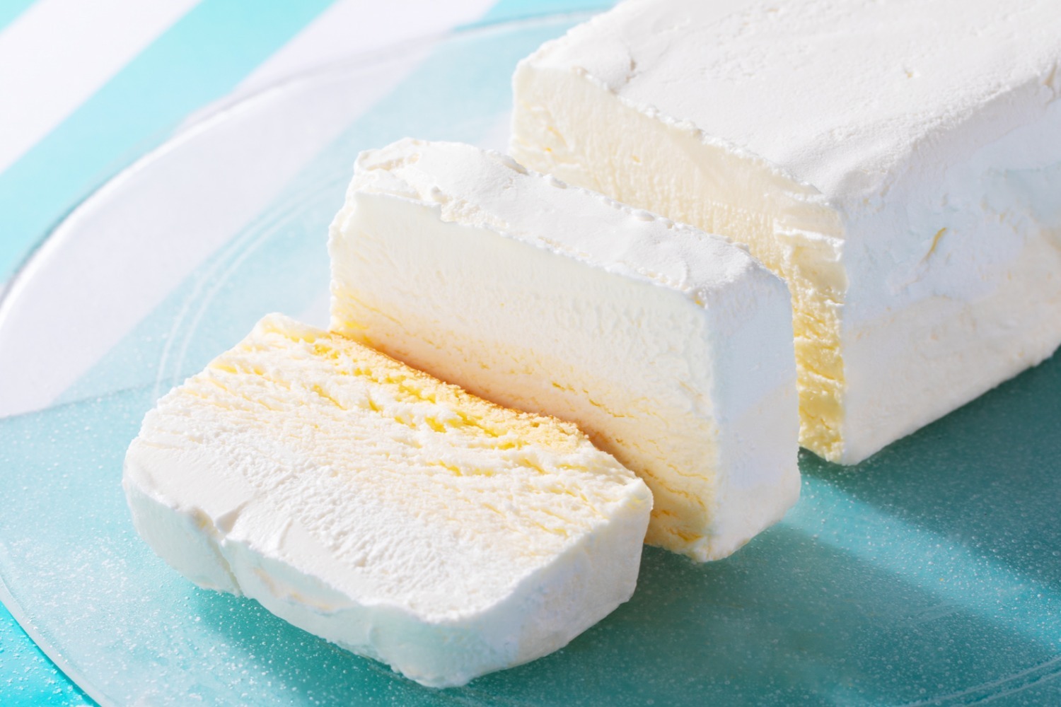 チーズ｜生クリーム専門店ミルク「生クリームアイスケーキ」冷凍でスッキリ優しい口どけ、解凍でとろ～り濃厚に