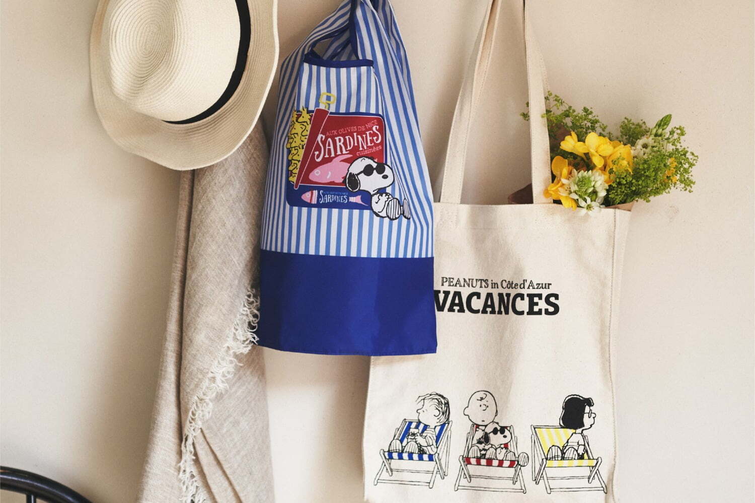 アフタヌーンティー・リビング「ピーナッツ」コラボ雑貨、バカンスを楽しむスヌーピーをトリコロールカラーで