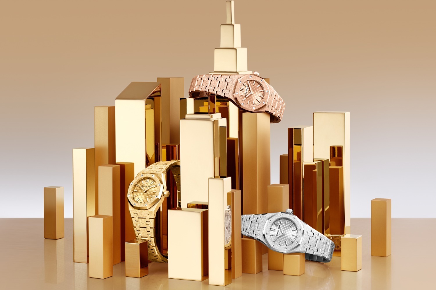 オーデマ ピゲ「ロイヤル オーク」ウィメンズ腕時計、輝くゴールドケース＆“格子柄”ダイヤル