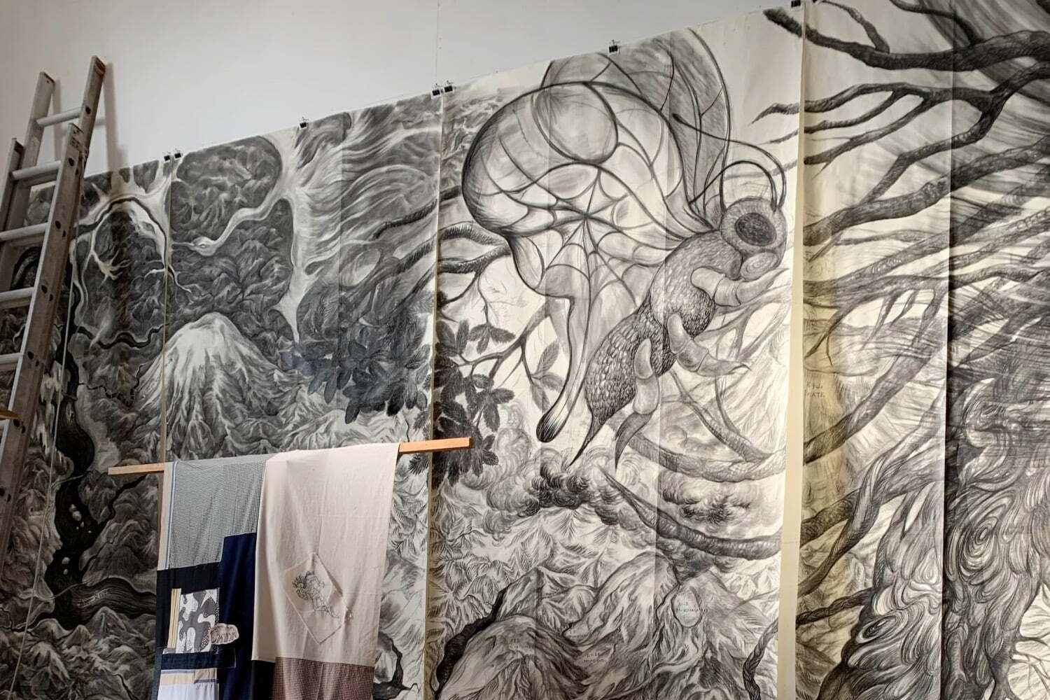 「鴻池朋子展 メディシン・インフラ」青森で - “場所との呼応”新作の大スケール作品や指人形を公開