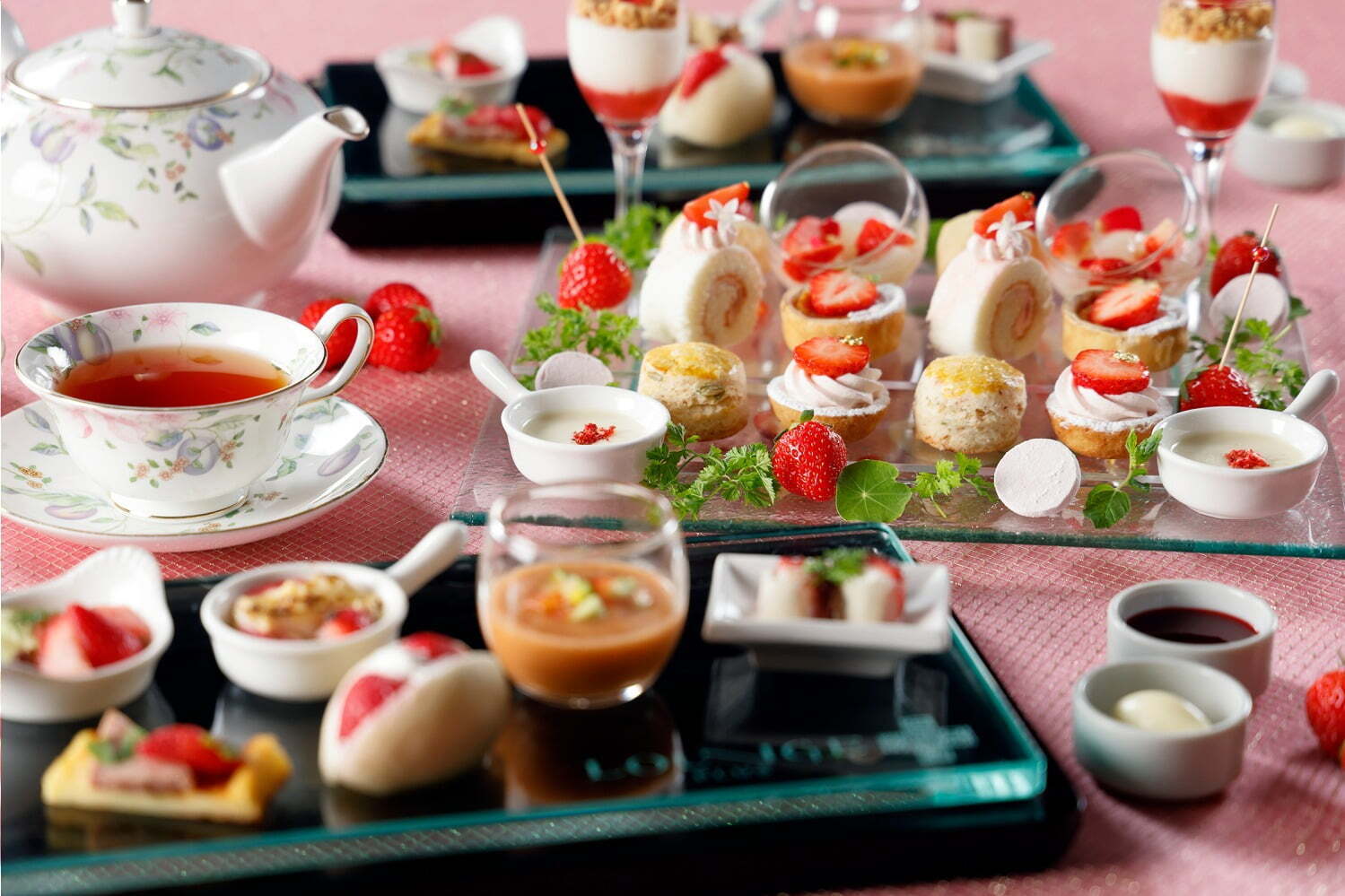 ギモーヴ｜大阪マリオット都ホテル“夏いちご尽くし”アフタヌーンティー、夏いちごのタルトやロールケーキ