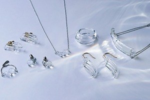 ハリオの24年夏ガラスアクセサリー、“流れる水を纏う”クリアブレスレット＆朝露ネックレスなど