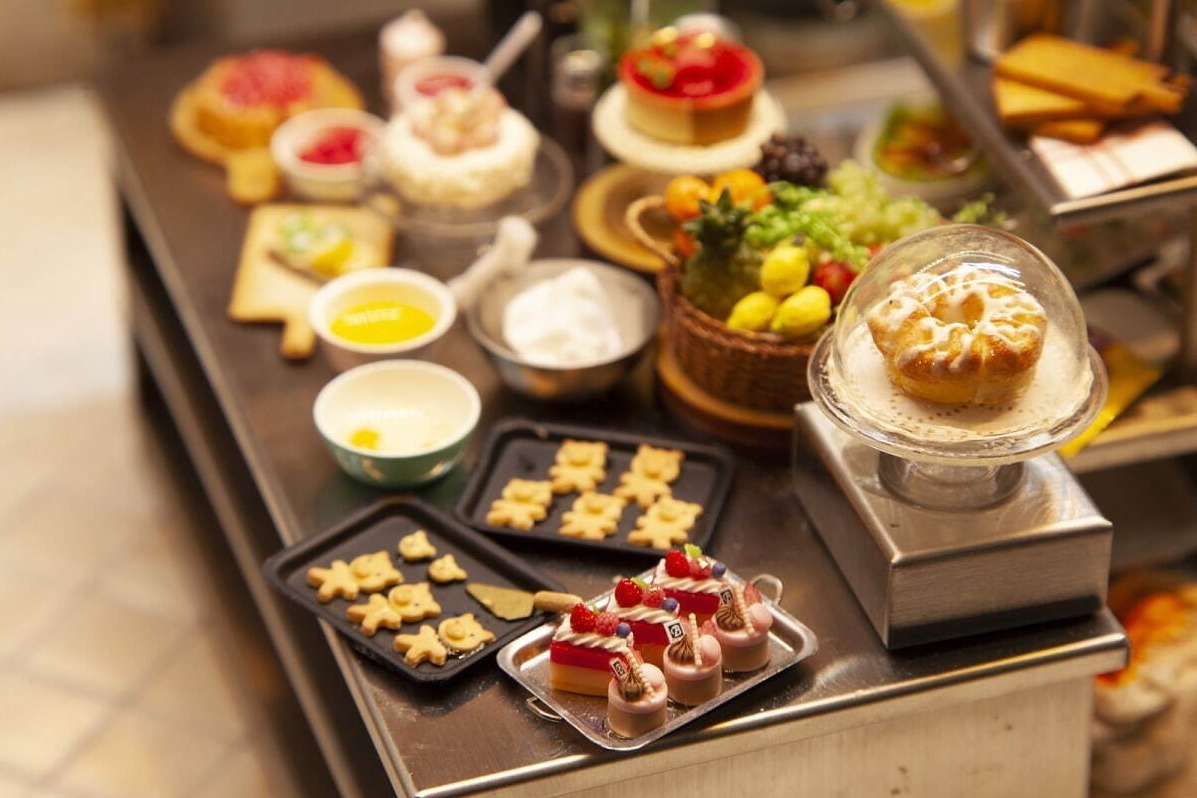 写真｜「ミニチュア写真の世界展 2024」静岡パルコで、“まるで本物”な商店街やスイーツの作品＆グッズ