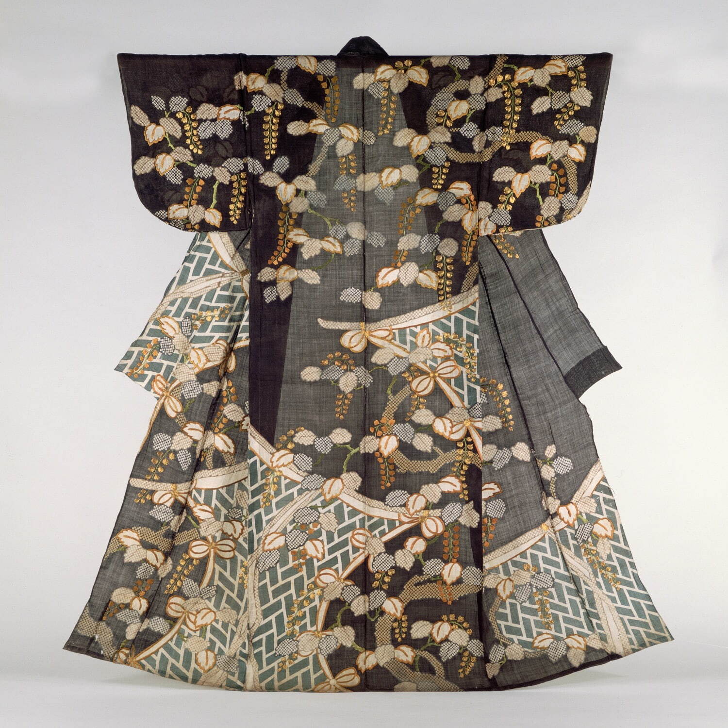 《黒麻地几帳に桐文様帷子》 江戸時代 17世紀末-18世紀初 奈良県立美術館蔵 ［前期展示］