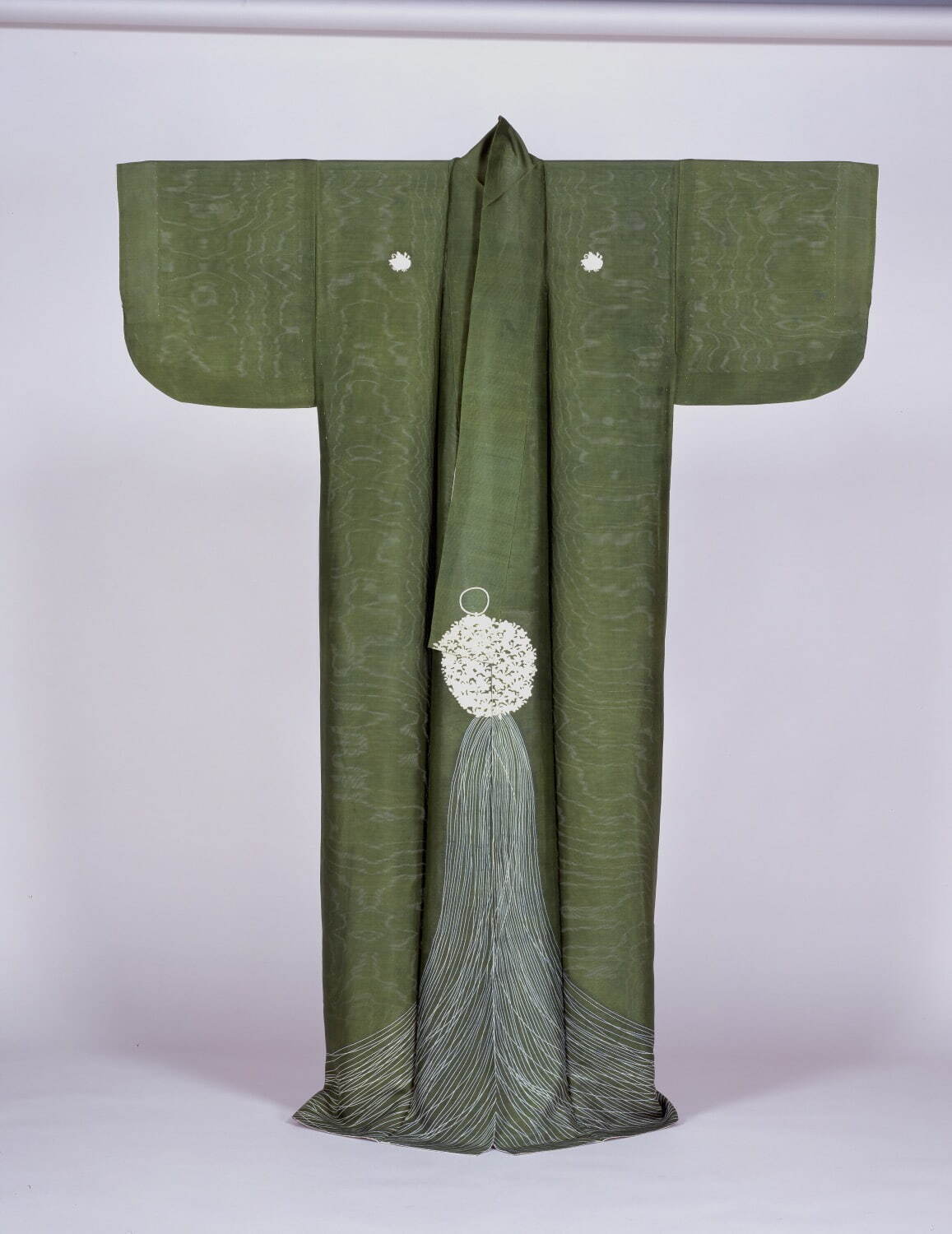 《萌葱絽地薬玉文様単衣》 江戸時代 19世紀 奈良県立美術館蔵 ［通期展示］