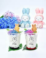 フラワーミッフィー ジュースガーデン“あじさい”着想ヨーグルトドリンク、煌めくバタフライピーゼリー乗せ｜写真1