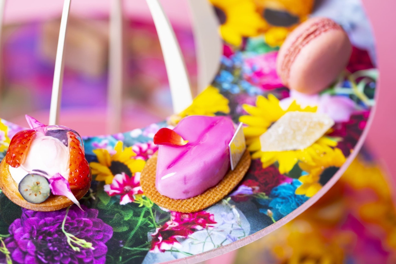 パルフェ｜蜷川実花×フォションホテル京都コラボアフタヌーンティー、“ヴィヴィッドカラー”のパフェやタルト