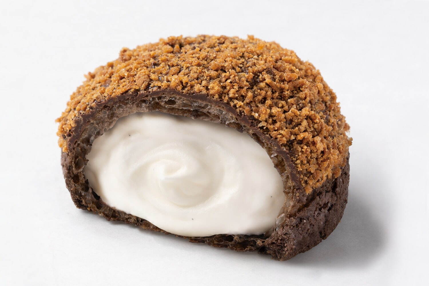 ビアードパパ限定“ブラックモンブラン風”シュークリーム、ザクザク食感チョコ生地×バニラアイスクリーム｜写真2