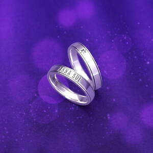 アナ スイの2WAYシルバーリング、ロゴ&煌めくライトパープルの星モチーフ刻印|写真1