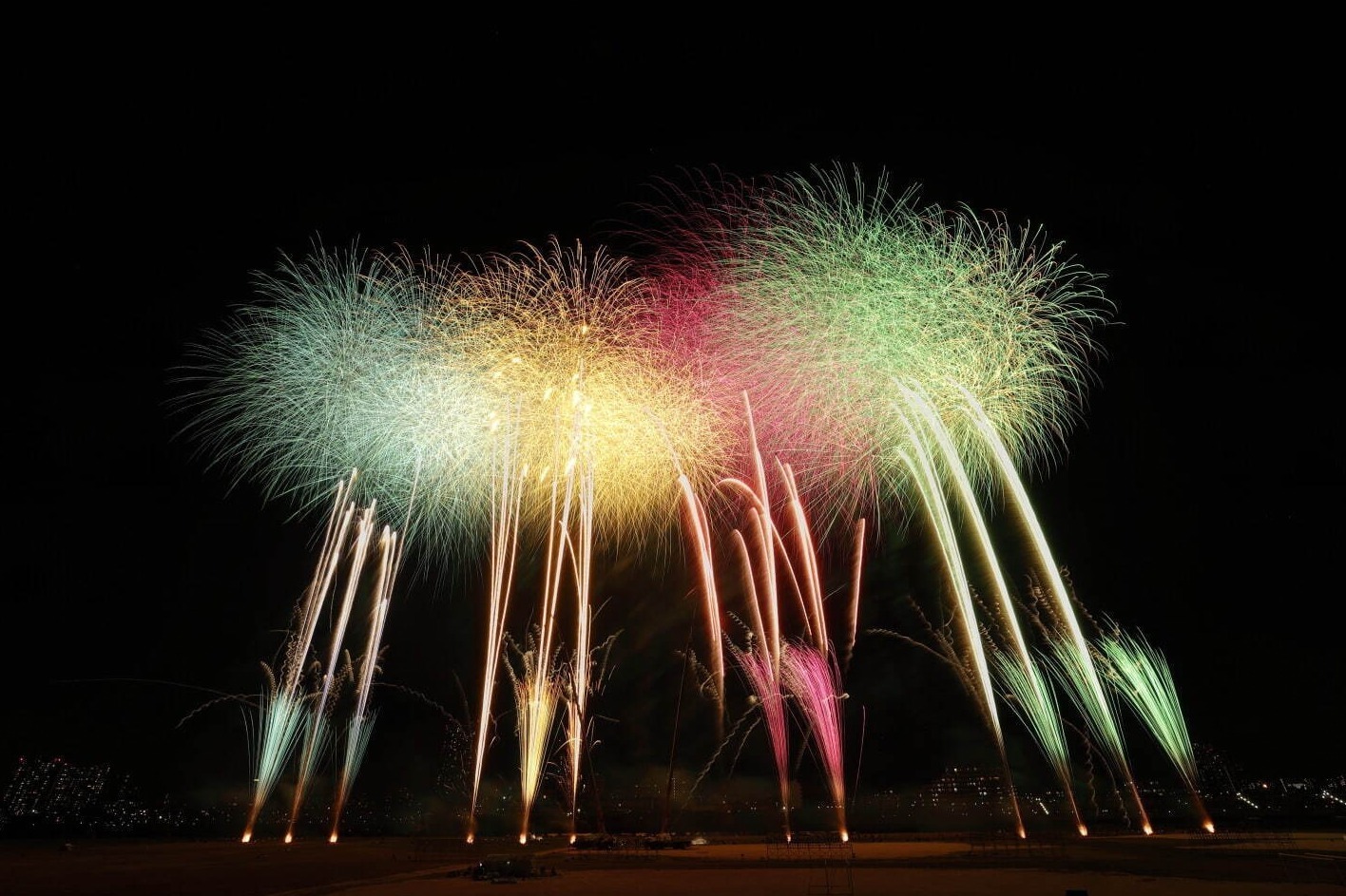花火｜東京・江戸川河川敷で「第49回江戸川区花火大会」パステルカラーの虹色花火など約14,000発