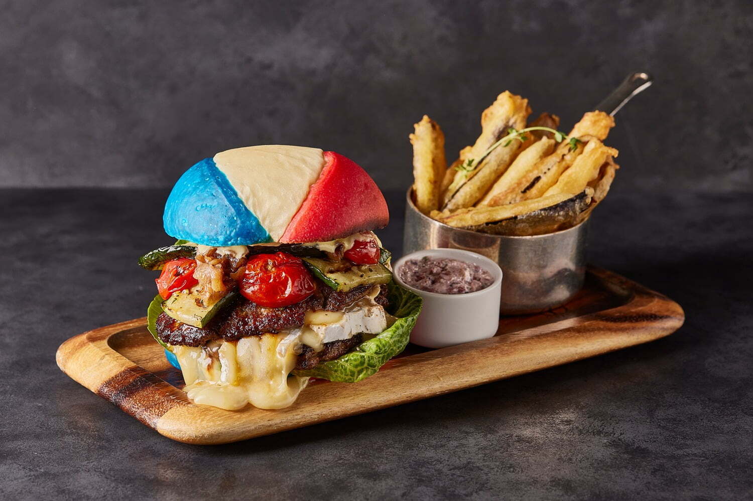 グランド ハイアット 東京“トリコロール色”グルメバーガー、ビーフパティや“チーズの王様”をサンド