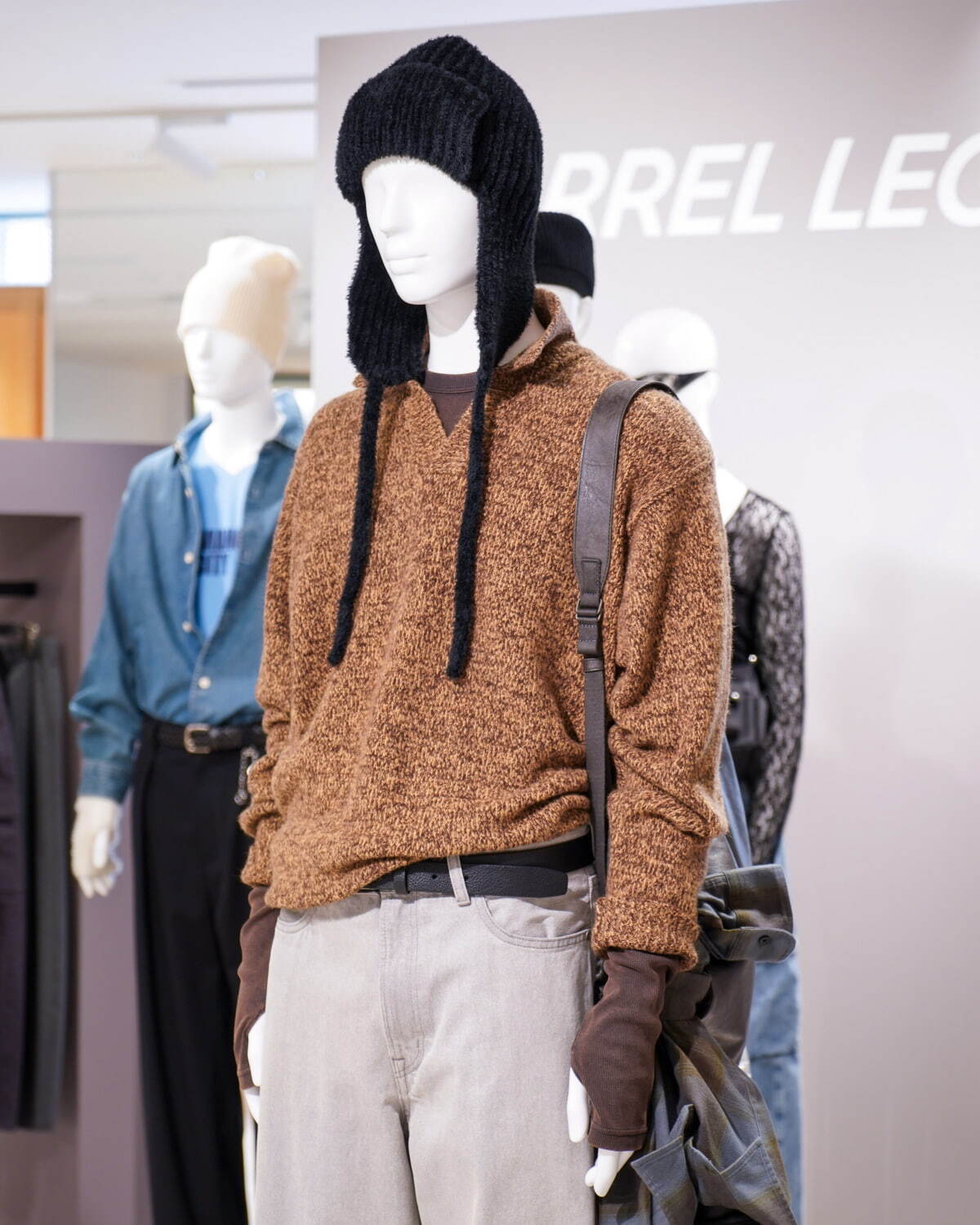 GU24年秋メンズ＆ウィメンズ、太くてすっきりの新定番“バレルパンツ”やコーデュロイの中綿ジャケット｜写真9